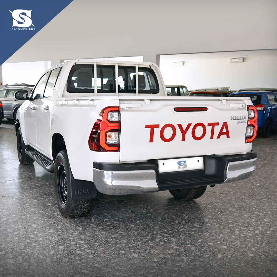 Toyota Hilux Manual 2.4L Gasóleo Branco